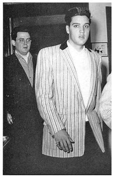 Elvis and Lamar Fike | Elvis presley photos, Elvis presley, Young elvis