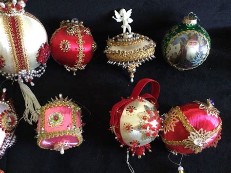 30 VINTAGE 1970'S HANDMADE CHRISTMAS ORNAMENTS SEQUINS, SATIN, PINS ...