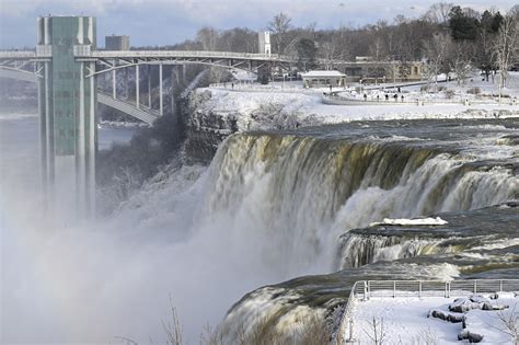 Niagara Falls transforms into frozen winter wonderland: photos