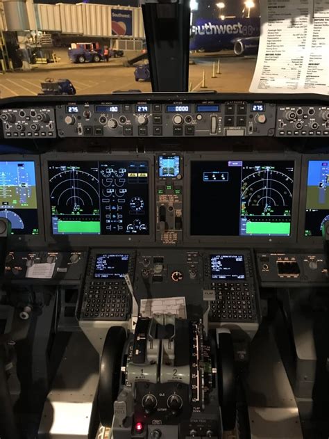 The 737 Max 8 cockpit is so beautiful : aviation