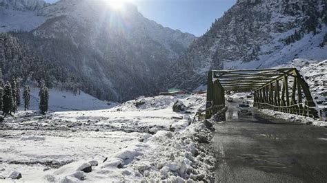 As Gulmarg, Sonamarg receive snowfall, tourists witness a winter ...