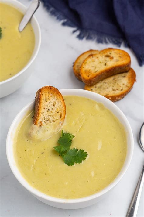 Potato Leek Soup {Vegetarian Recipe} | FeelGoodFoodie