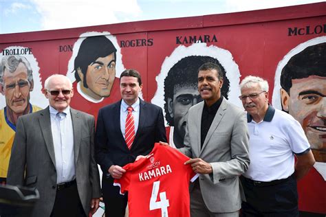 Chris Kamara makes appearance at Swindon Town mural - News - Swindon Town