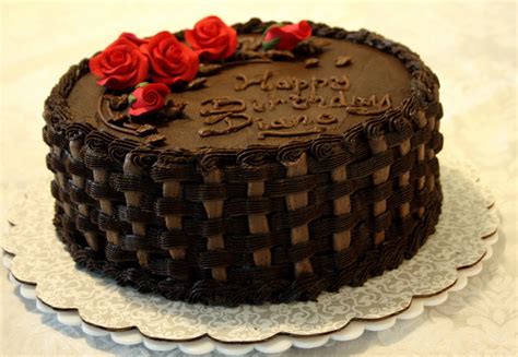 bccakes: A chocolate basket with red roses...