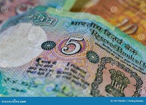 Background Image of Old Indian Currency Notes. Old Indian 5 Rupee Note ...