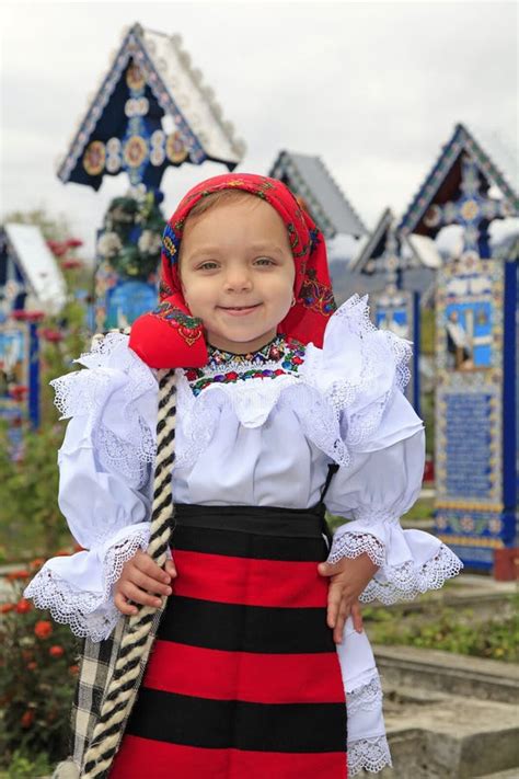 Bambina Che Indossa Abbigliamento Tradizionale Rumeno, Maramures ...