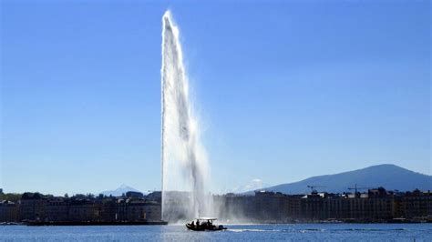 Jet d'Eau: Man hurt after mounting Geneva's giant fountain - BBC News