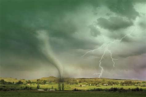 Why Is the Sky Green Before a Tornado?