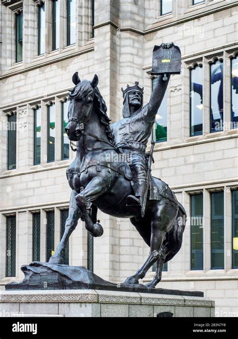 Robert the bruce statue horse hi-res stock photography and images - Alamy