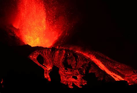 Spain's La Palma volcano spews building-size blocks of molten lava ...