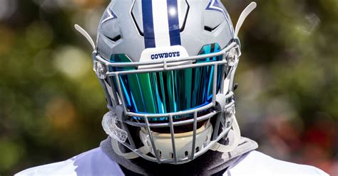 Ezekiel Elliott Debuts New Helmet & Visor - Daily Snark