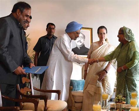 Manmohan Singh, Sonia Gandhi meet Bangladesh PM