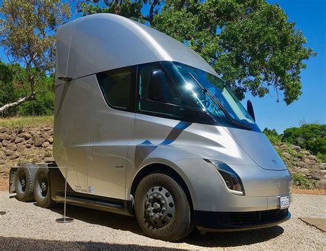 Tesla Semi Truck Price in 2020 | Tesla semi truck, Semi trucks, Trucks
