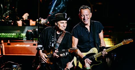 Springsteen Comes Alive | New Edge Times