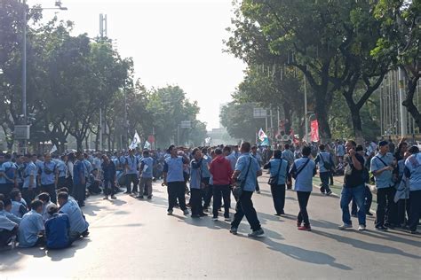 Demo di Balai Kota, Massa Sopir JakLingko Duduk-duduk Penuhi Jalan Medan Merdeka Selatan