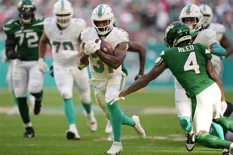 Raheem Mostert injury update: Dolphins' running back out vs. Ravens