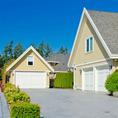 Attached Garage vs. Detached Garage in 2025 (Differences Explained ...