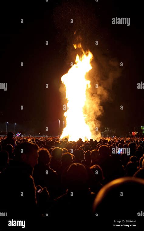 Guy fawkes night and bonfire london hi-res stock photography and images ...