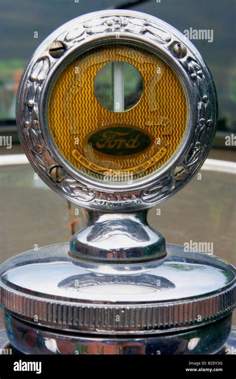 Vintage car radiator cap hi-res stock photography and images - Alamy