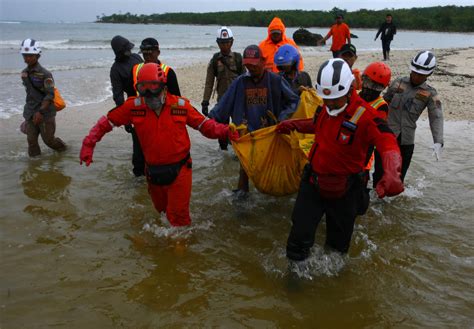 Indonesia commemorates 2004 tsunami amid rescue operations