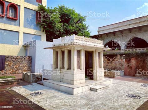 Tomb Of Mirza Ghalib Delhi Stock Photo - Download Image Now - Ancient, Antique, Arabic Style ...