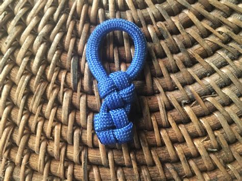 How To Make An Easy Cross Knot Zipper Pull | Paracord zipper pull, Paracord, Paracord knots