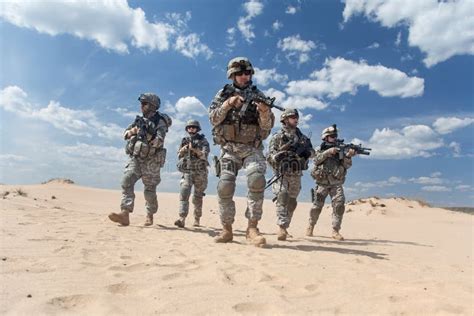 Soldados De Infantería En La Acción Imagen de archivo - Imagen de arma ...