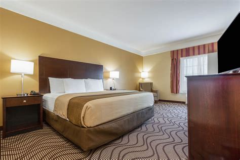 La Quinta Inn & Suites by Wyndham Angleton | Angleton, TX Hotels