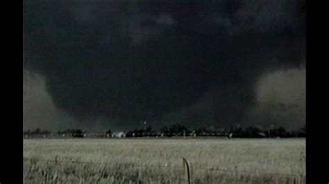 GIANT TORNADOES up close - May 7, 2002 Kansas - YouTube