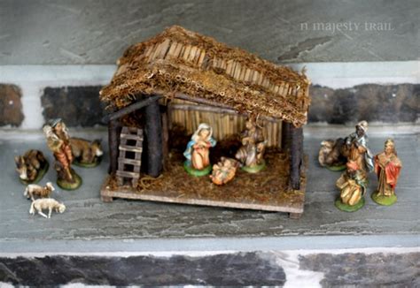 Nativity Set Made in Italy. Vintage. Beautiful Wooden Manger