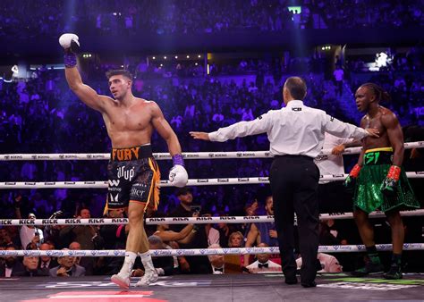 Tommy Fury defeats KSI on points | Reuters