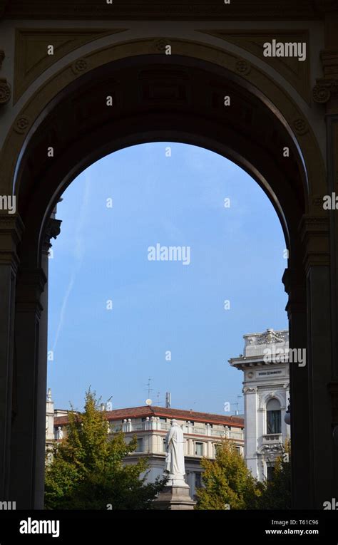 Leonardo Da Vinci statue in Milan, Italy Stock Photo - Alamy