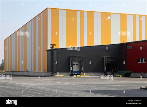 Warehouse exterior hi-res stock photography and images - Alamy