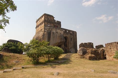 India Luxury Car: Jabalpur - City of the Rocks