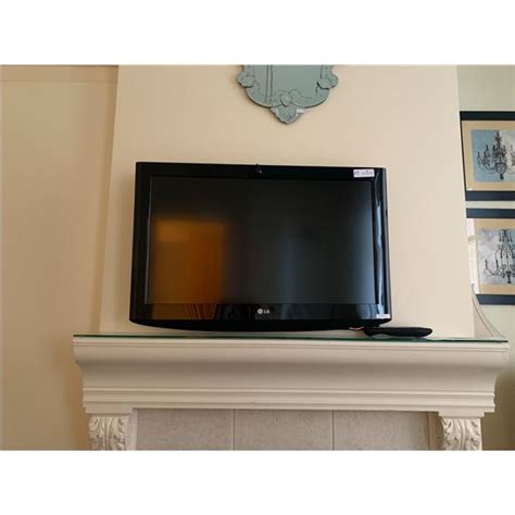 32" LG TV (Model No. 32LH250H-UA) w/ Wall Mount - Beck Auctions Inc.