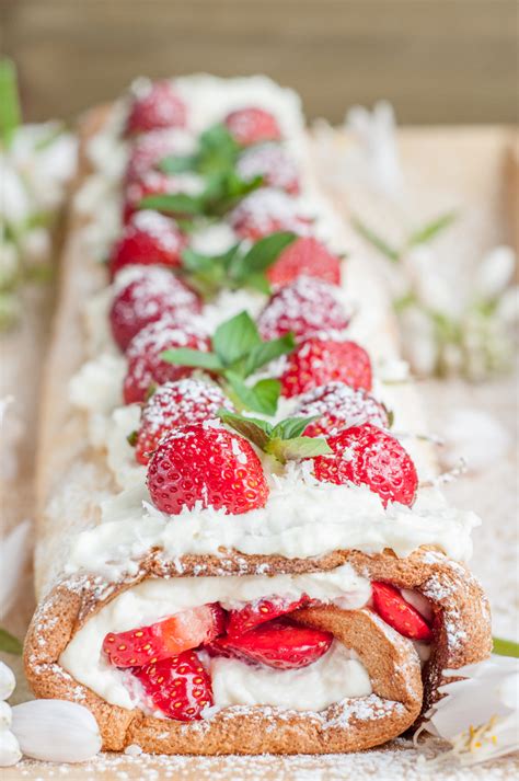 Strawberry Meringue Roulade - GastroSenses