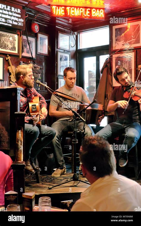 Traditional Irish music session, The Temple Bar pub, Temple Bar, Dublin ...