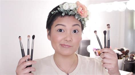 The 5 Essential "MUST HAVE" Eyeshadow Brushes - YouTube