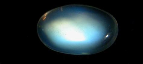 Gemstone Guide: Understanding Moonstones And Adularescence | Gem-A