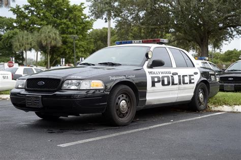 Hollywood police identify injured officer, man who died in altercation - Sun Sentinel