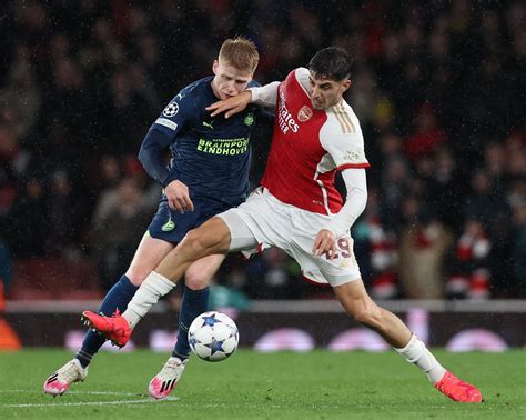 Arsenal thrash PSV on Champions League return | Reuters