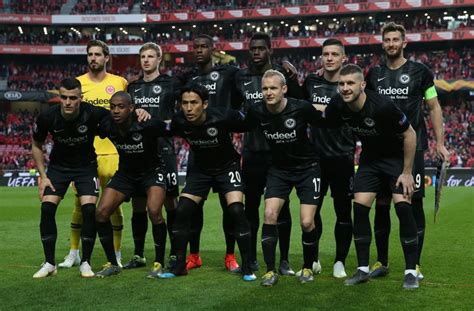 LISBON, PORTUGAL - APRIL 11: Eintracht Frankfurt players pose for a ...