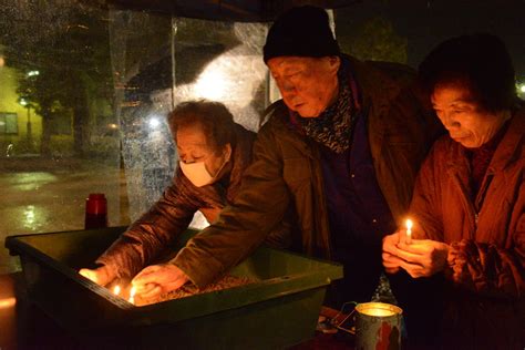 In Photos: Crowd defies rain to remember 1995 Great Hanshin Earthquake - The Mainichi