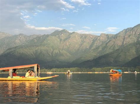 Dal Lake (Kashmir) - The Bliss of Calmness and Serenity!