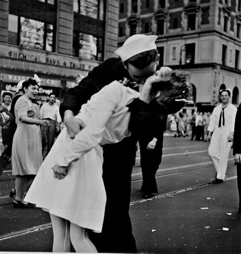 V-J (victory over japan) Day in Times Square 1945 | Famous photos, Iconic photos, Kiss photo