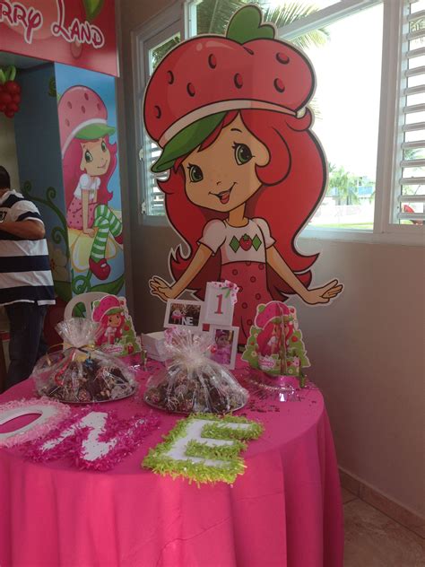 Table strawberry Shortcake 1st Birthday Themes, 1st Birthday ...