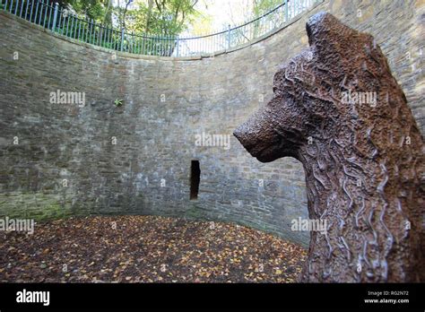 Bear pit featuring bear statue at Sheffield Botanical Gardens ...