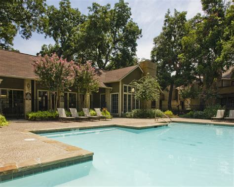 River Park Apartment Pool Area - TCU Apartment Locator