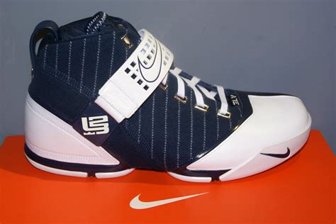 SIZE 12 AND 13 KICKS: LeBron V "Yankees"