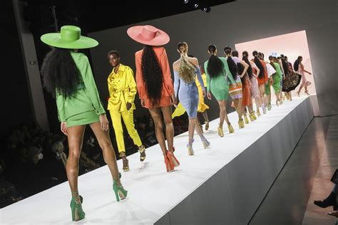 Model legends walk Sergio Hudson's NY Fashion Week runway | AP News